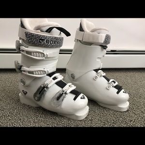 Roxy Women’s ski boots Size 24 US size 7 Women’s